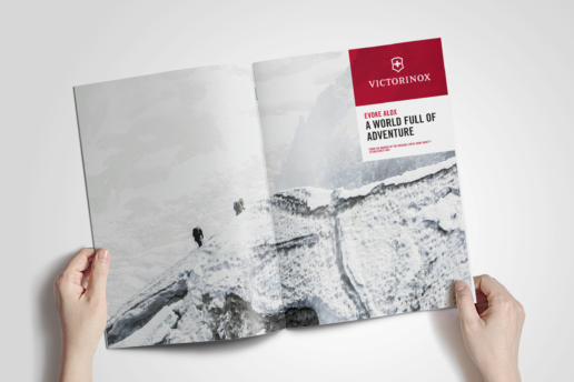 Doppelseite eines Magazins mit einer Anzeige für Victorinox. Die Anzeige zeigt eine helle Gletscherlandschaft mit Bergsteigern am Seil in nebligem Wetter. In der oberen rechten Ecke befindet sich das Victorinox-Logo auf einem roten Hintergrund, während der Text in einer weissen Box dargestellt ist.
